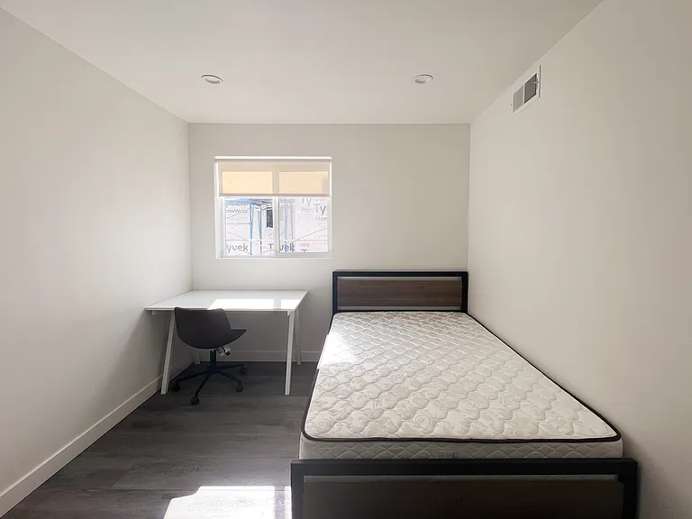 1439 W 37th Dr — Photo 12