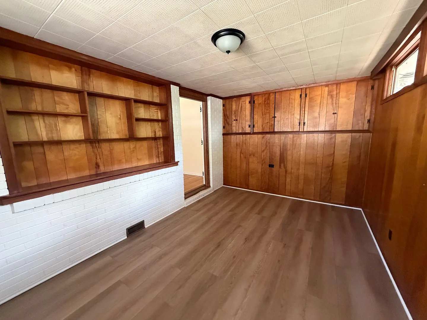 Classic 3BR/2BA Mid-Century Ranch on Ridge Road — Photo 4