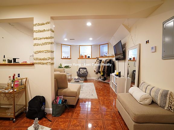 4th image of 73 Thatcher St #1002