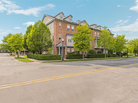3rd image of 1614 Town Commons Dr