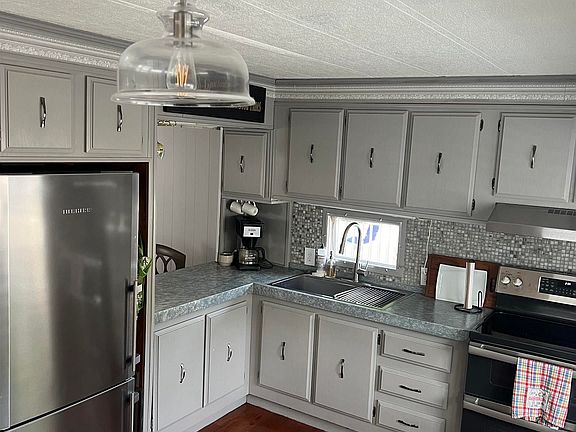 4th image of 614 Driftwood St