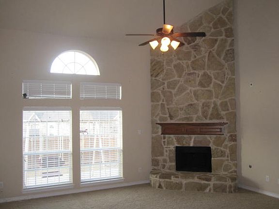 3rd image of 406 Lone Oak Ct