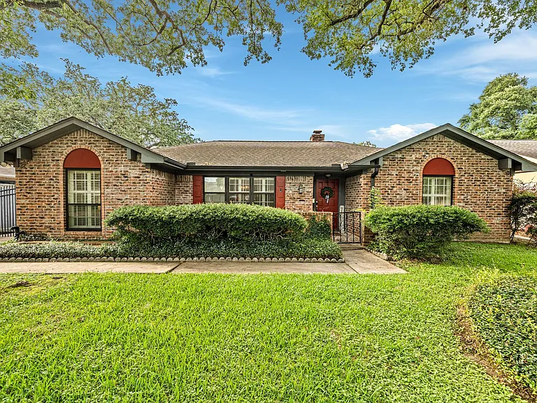 8426 Edgemoor Dr — Photo 1