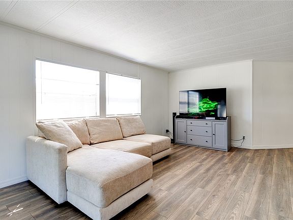 5th image of 1053 Manila Dr