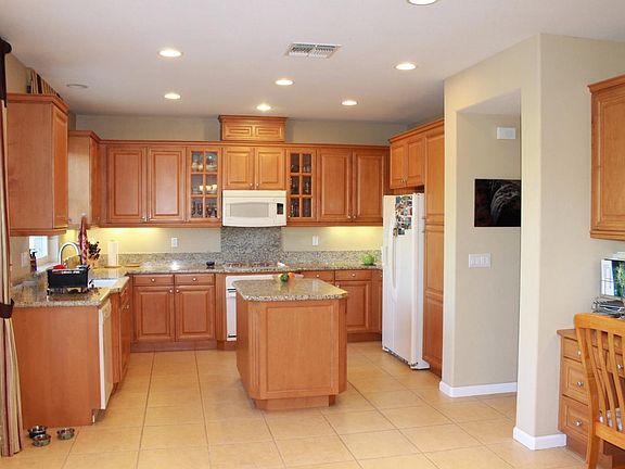 5th image of 302 Wildhorse Ct