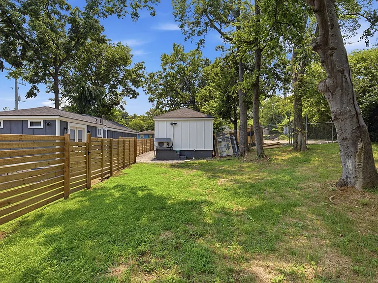 2336 Clifton Ave — Photo 27