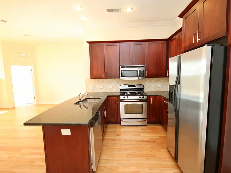 4651 N Greenview #409 — Photo 2