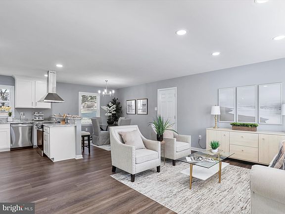 3rd image of 332 Kingswood Ter