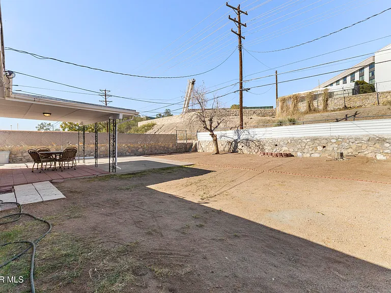 1015 N Clark Dr — Photo 11