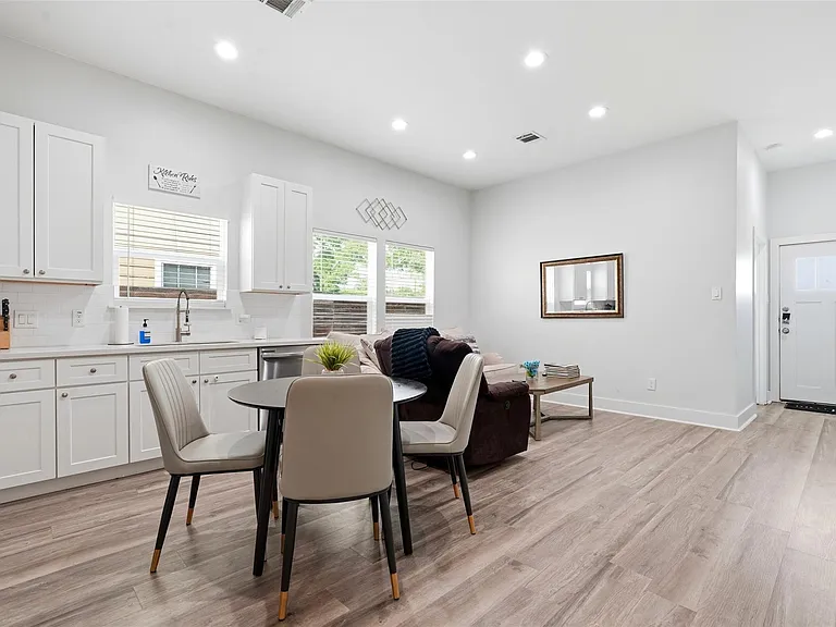 2620 Delafield St #B — Photo 8