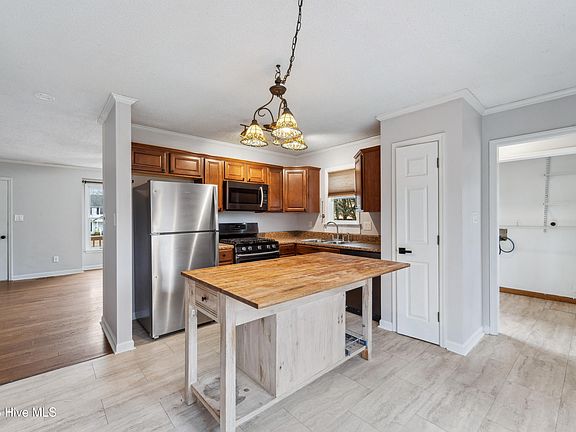 5th image of 406 S Brookside Ct
