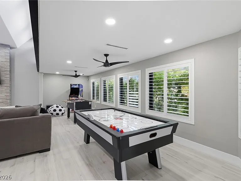 300 E Lacy Ln — Photo 22