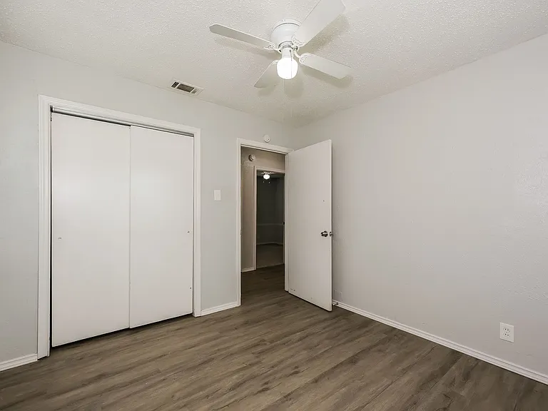 1238 Narcissus Ln — Photo 10