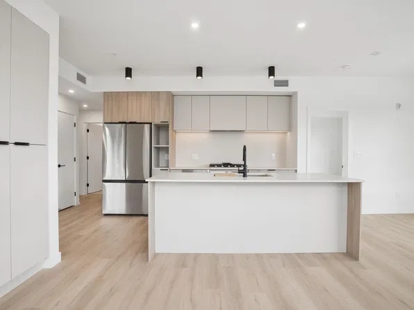 623 Kemsley Ave #414, Coquitlam, BC V3J 0L8