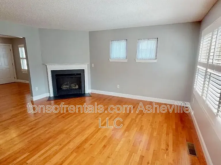 130 Downing Park Ct — Photo 2