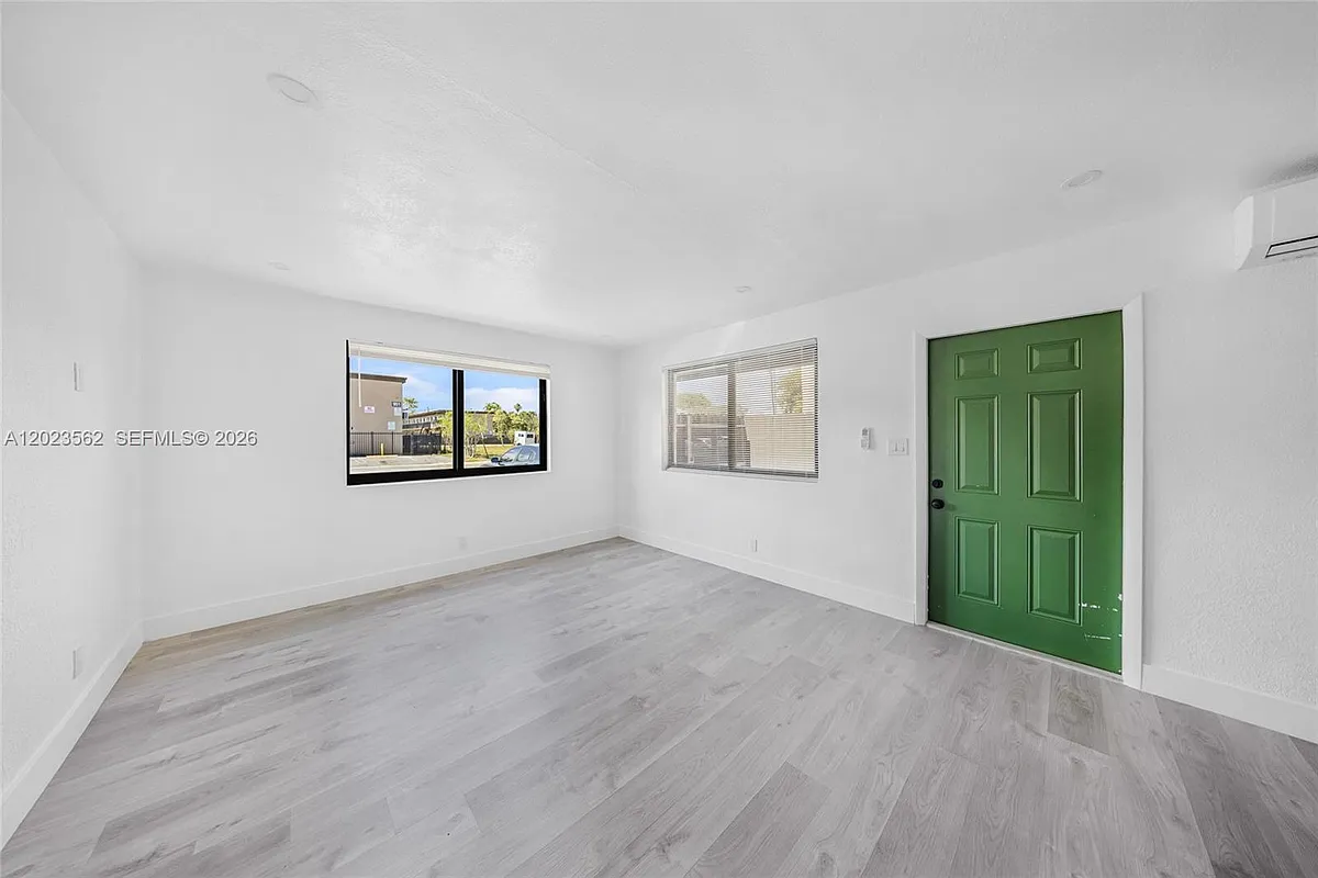 Building Photo - 920 NW 8th Ave #3