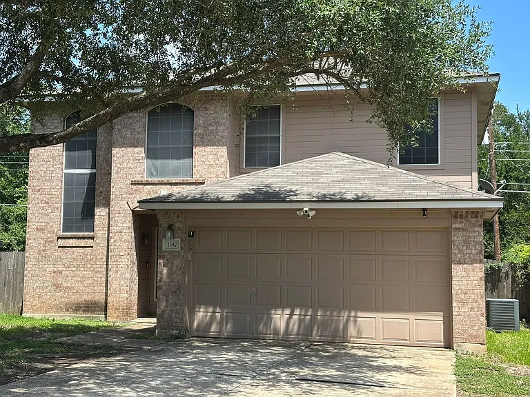 1917 White Oak Cir — Photo 2