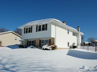 1345 Kingsdale Rd, Hoffman Estates, IL 60169