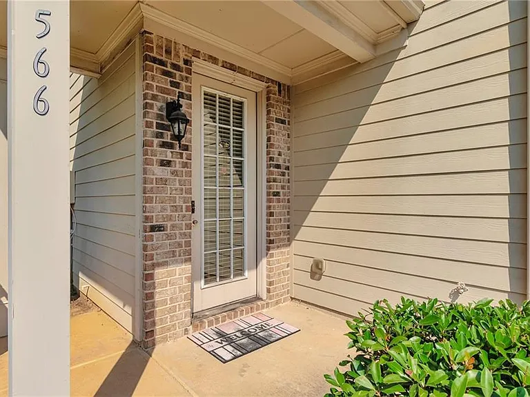 566 Jody Pl — Photo 3