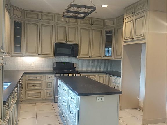 3rd image of 6827 Trimstone Dr