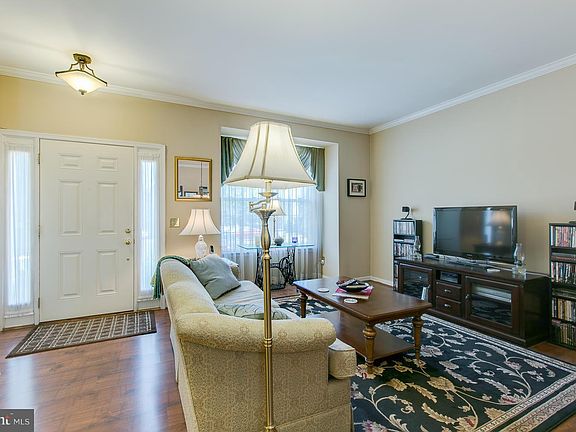 4th image of 4917 Benecia Ln