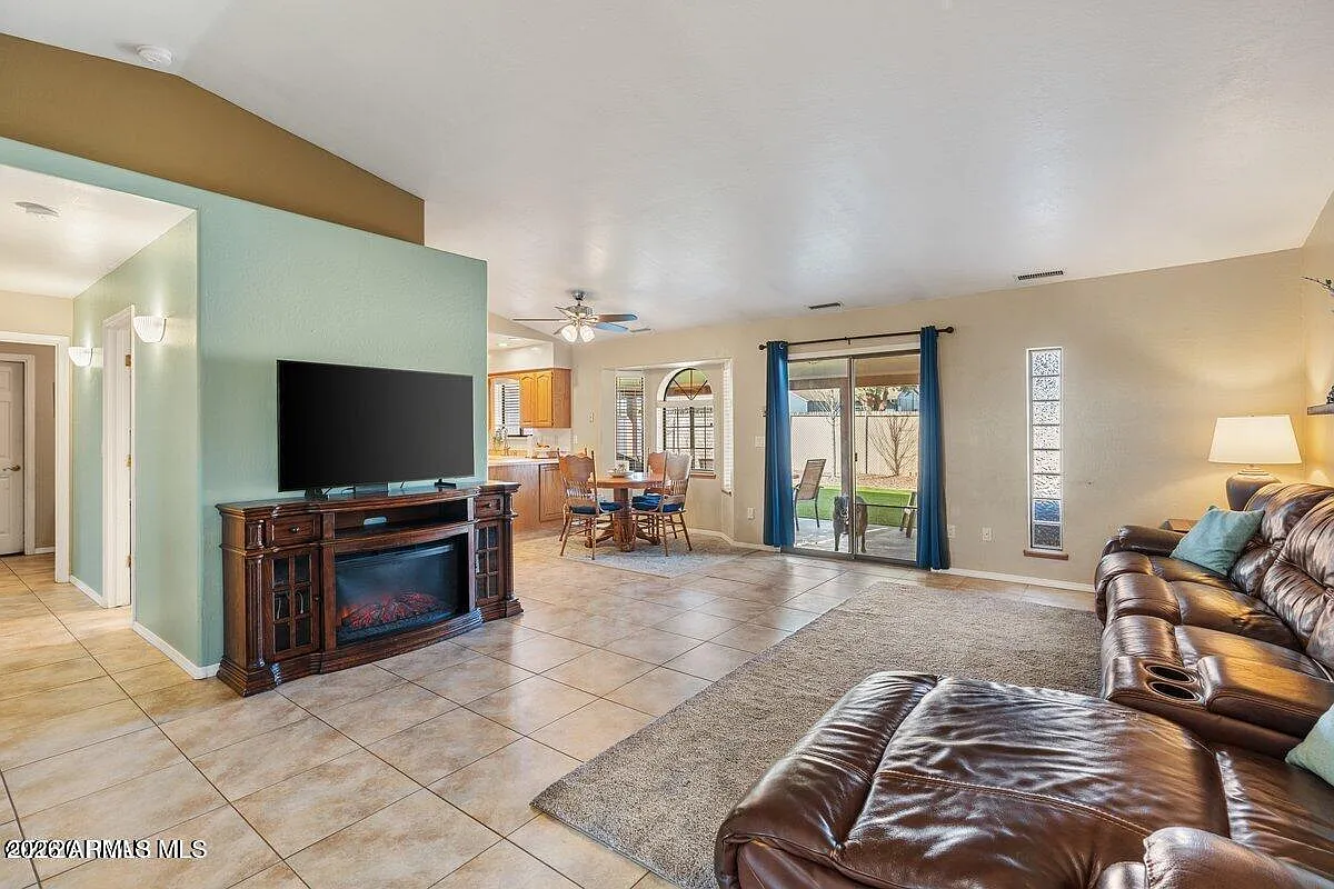 3 bed, 2.0 bath, 1407 sqft, $1,500 — Photo 2