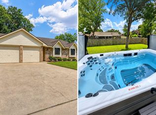 528 Daffodil St, Lake Jackson, TX 77566