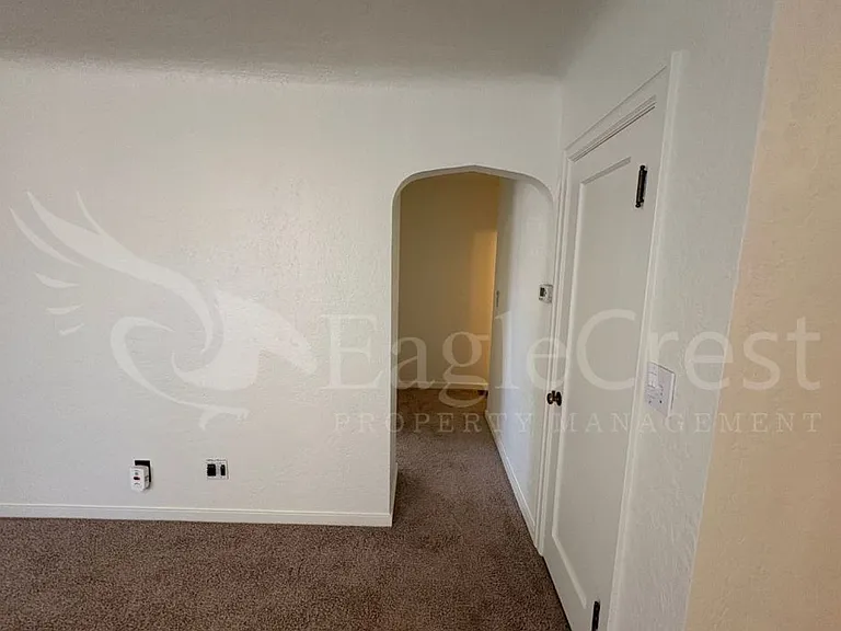 542 E Chestnut St — Photo 18