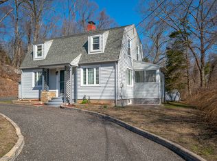 9 Pilling St, Norwich, CT 06360