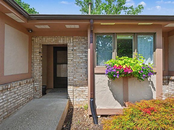 3rd image of 3124 Maple Villa Dr SE