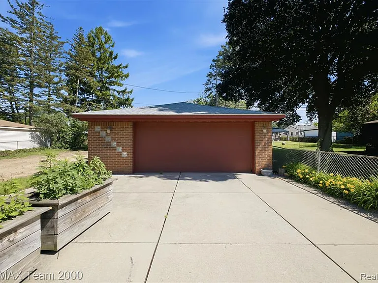 31906 Cambridge St — Photo 30