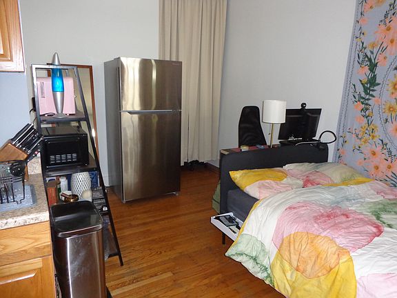 3rd image of 221 Green Ln #9