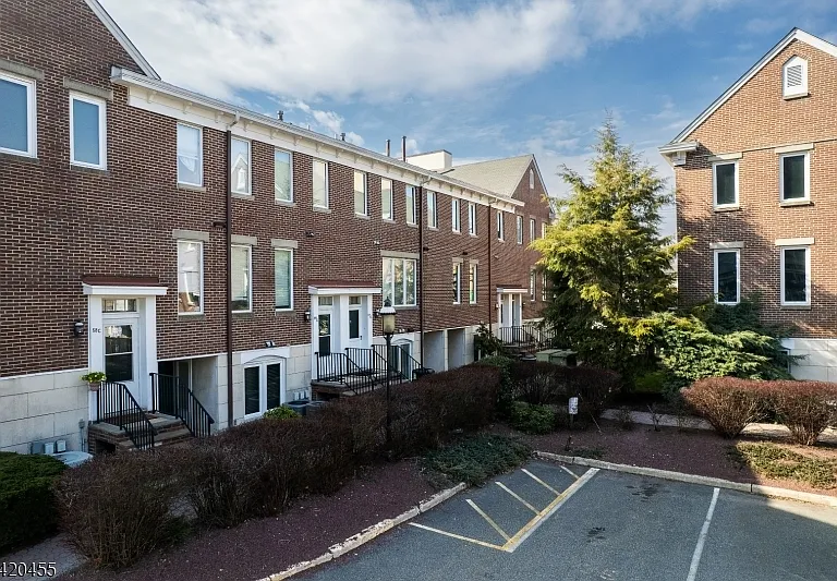 52 E Blackwell St #C — Photo 4