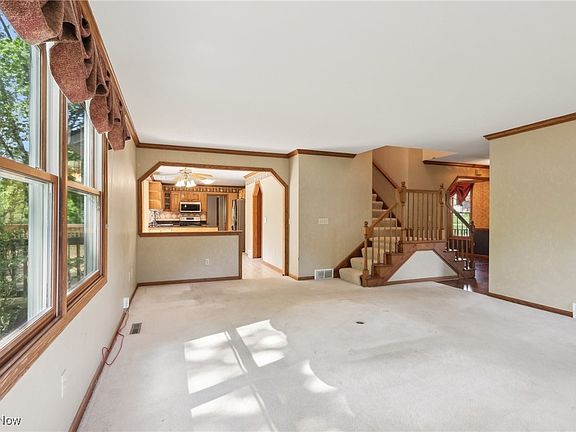 5th image of 10976 Huntington Close
