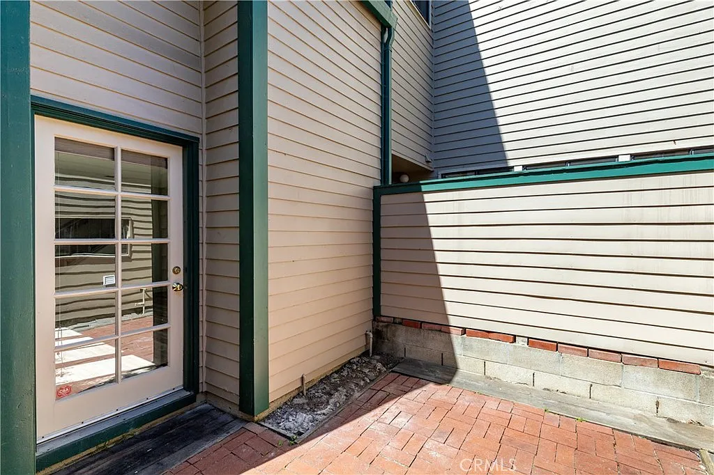 2 bed, 1.5 bath, 1322 sqft, $3,100 — Photo 4