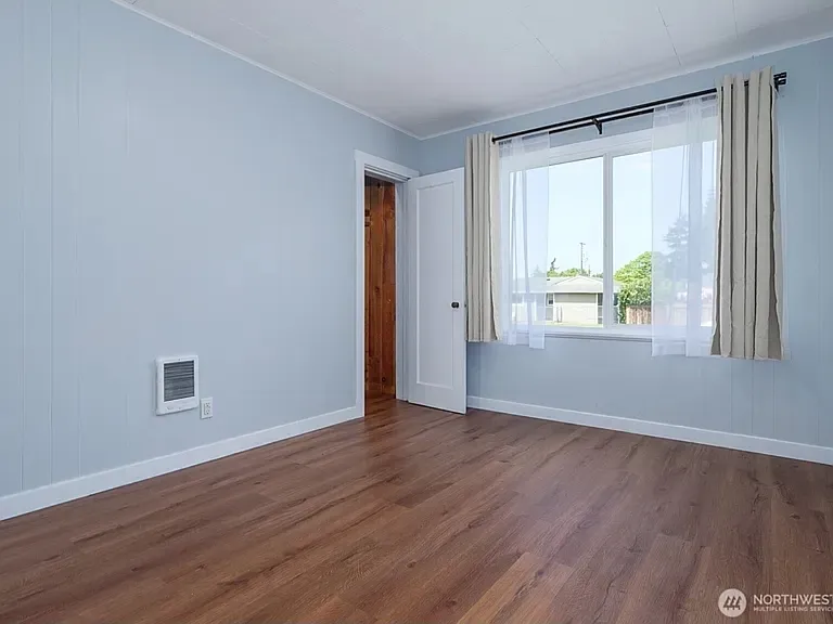 Primary bedroom - 10ft x 13ft