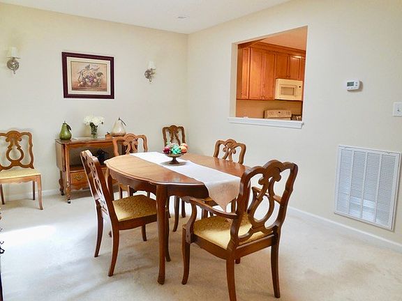 5th image of 110 Hawthorne Ct