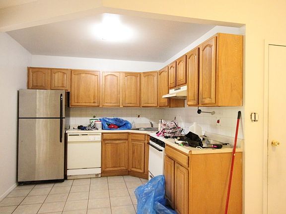 5th image of 19 Ten Eyck St APT 2