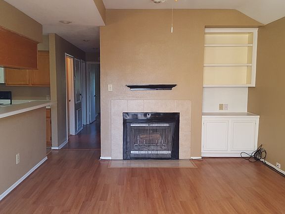 Living room w/fire place