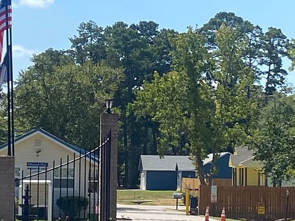 3rd image of 265 Edgewater Dr
