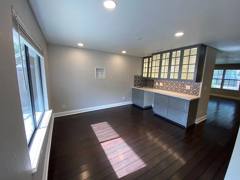 2545 Winsford Ln — Photo 12