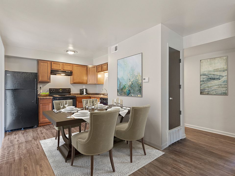 All 2 Bedroom Floor Plans feature neutral interiors, hardwood and carpet flooring, walk-in closets, window coverings, heat/air conditioning and are cable-ready. Upgraded finishes and washer/dryers available in select units.
