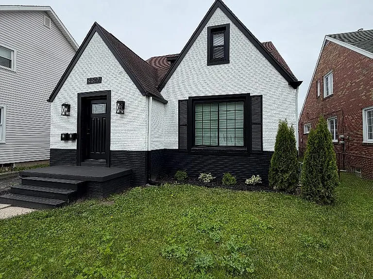 4517 Douglas Rd — Photo 2