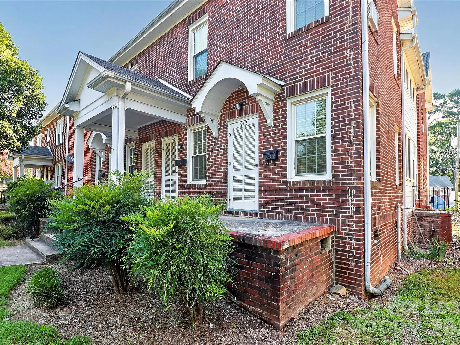 2 bed, 1.0 bath, 805 sqft, $1,175 — Photo 2