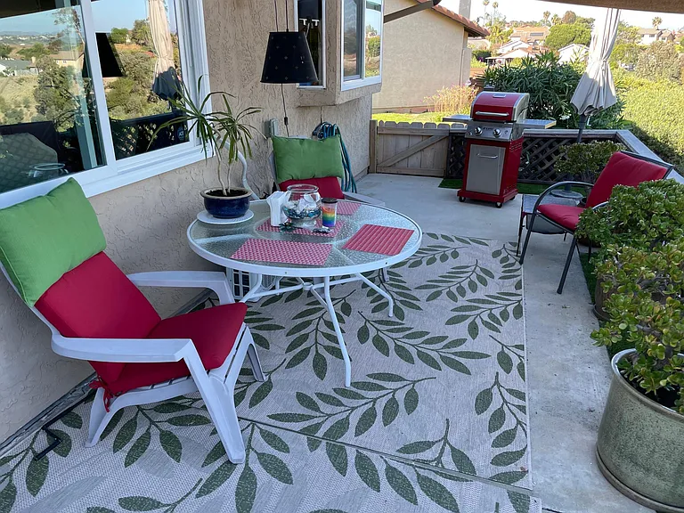 Alfresco dining for four