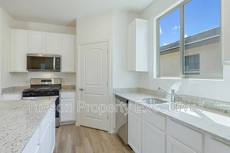 3 bed, 2.0 bath, 1500 sqft, $1,995 — Photo 4