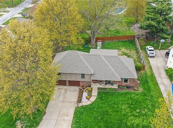 2nd image of 405 NE Golfview Dr