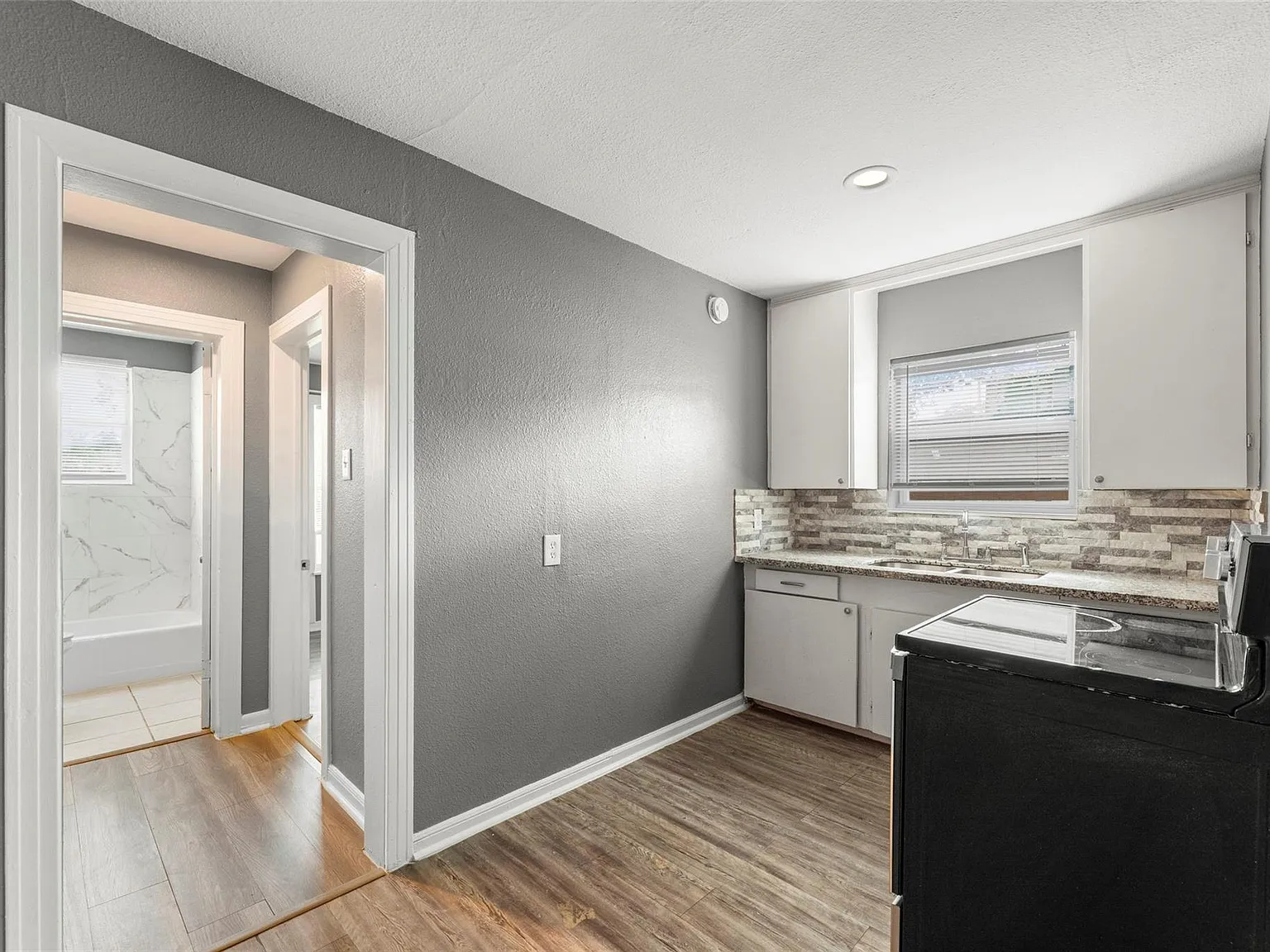 3420 Michigan St — Photo 4