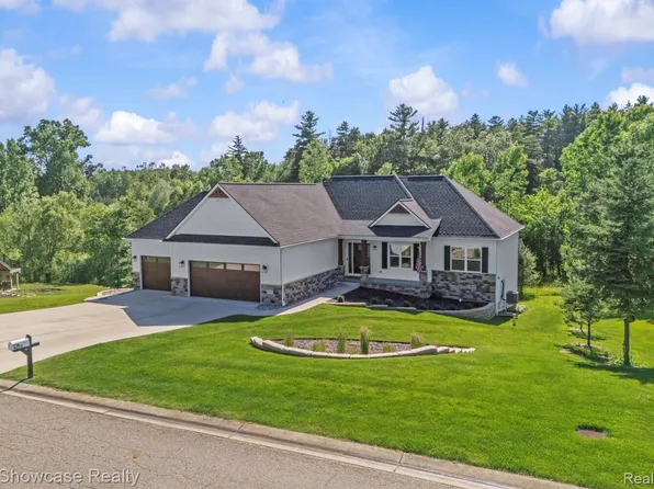 11270 Princewood Cir, Fenton, MI 48430