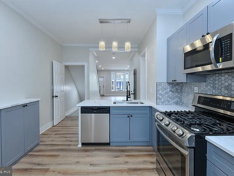420 E 28th St — Photo 12